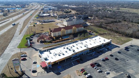 Shafer Crossing Retail Center: 2918 N US Highway 75, Sherman, TX 75090